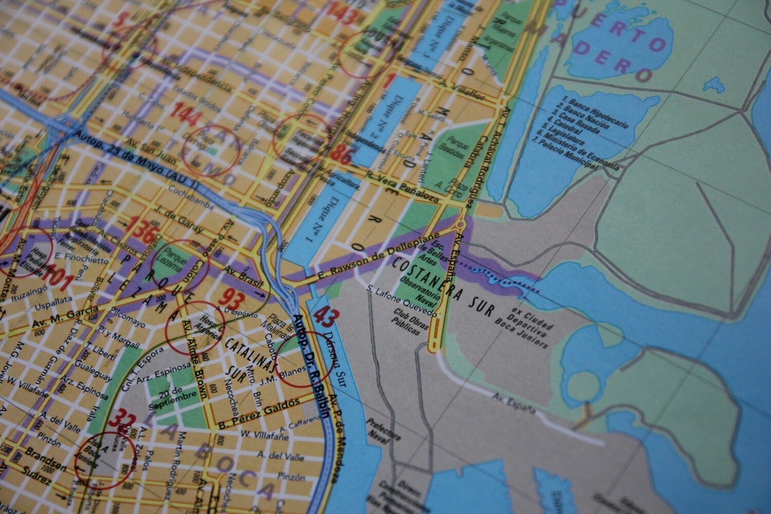 Публичные карты организаций (Google Maps, 2GIS);